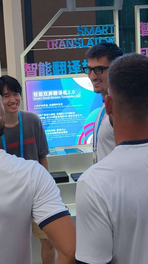 世运村圈粉 国外运动员争相体验AG真人登录“成都造”科技产品(图3)